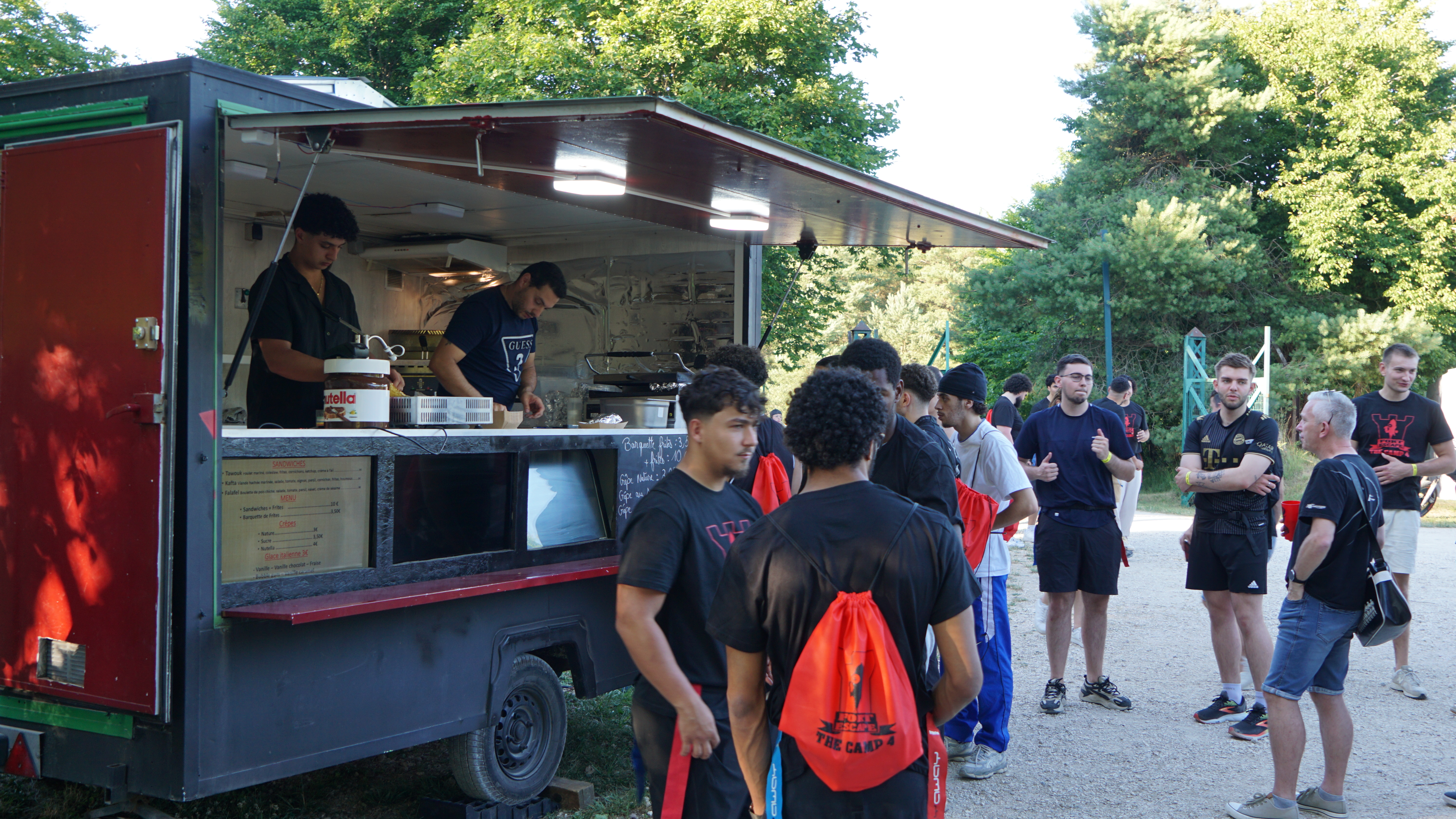 Fort Location : espace disponible pour installation scène et logistique